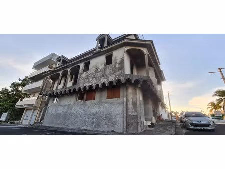 immeuble a vendre sur trois niveaux bourg petit canal