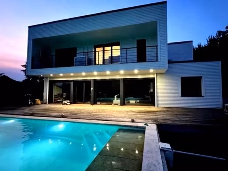 maison passive 4 chambres avec piscine chauffée  étang et performances écologiques