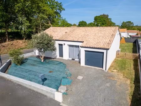 maison récente avec jardin