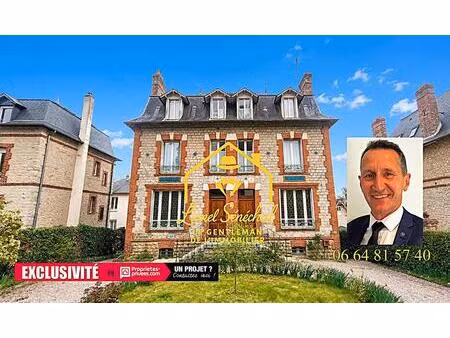 demeure de prestige en pierre de taille avec ses vitraux avec 12 studios pour une superfic