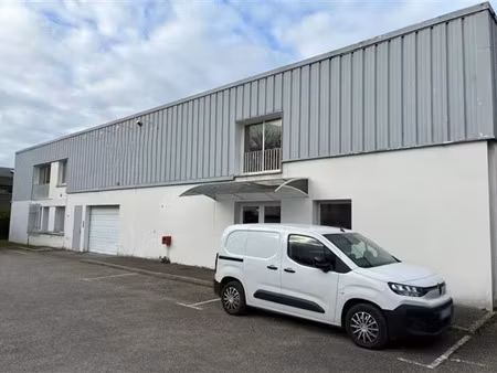 location local d'activités buc 1 470 m²