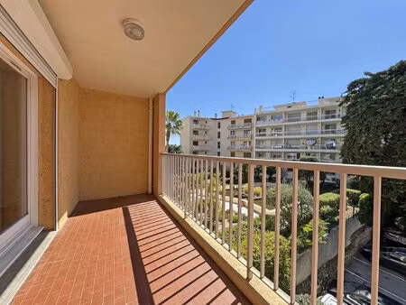 central et calme - f2 plein sud avec parking