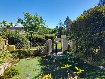 lorgues  au calme charmant studio avec jardinet   terrasse et vue dégagée.