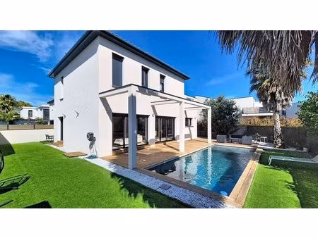 villetelle villa contemporaine t5 de 160m2 + garage sur 450m2 de terrain avec piscine.