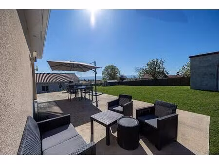villa récente de plain-pied sur 1003 m² de terrain clos