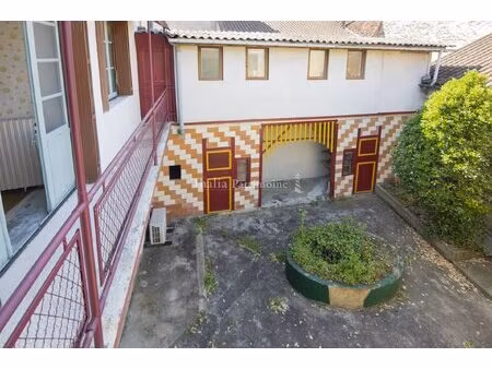 maison de ville. 6 pièces - deux appartements .