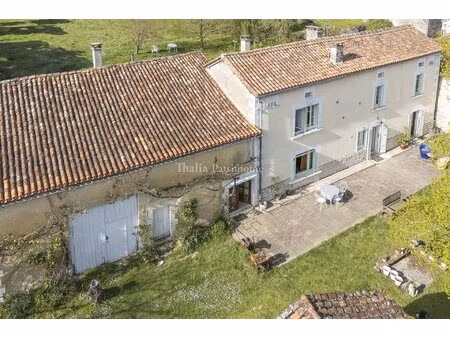 propriété avec gîte et dépendances dans un paisible hameau en périgord vert