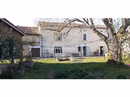 très agréable propriété avec gîte et dépendances dans un paisible hameau en périgord vert