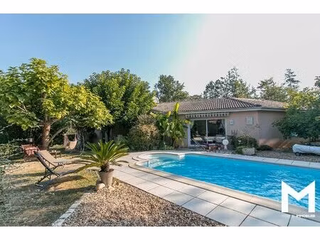 villa de plain-pied avec piscine et jardin paysagé