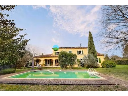 maison de construction traditionnelle de plus de 200 m² au calme  4 chambres et piscine.