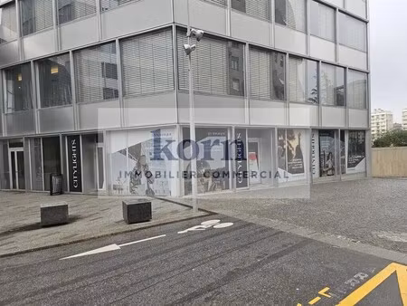 location commerce 242 m²
