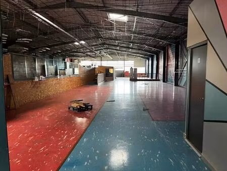 location commerce 1 000 m²