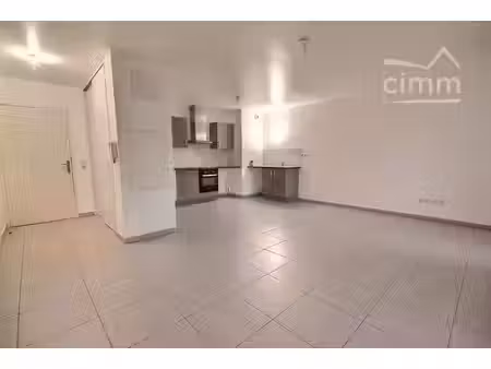 location poisat : appartement t2 avec terrasse et garage