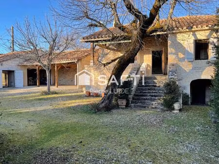 maison en pierres rénovée avec piscine