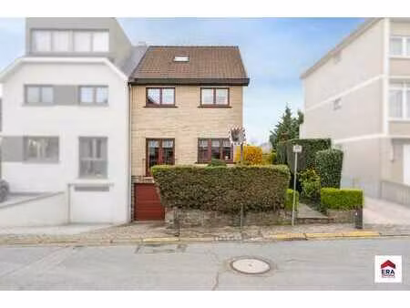 maison trois façades avec jardin et garage