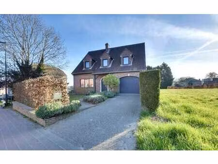 maison 3-façades récemment rénovée sur un grand terrain d...