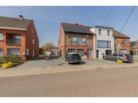 karaktervolle duplex met 2 slaapkamers met private ingang...