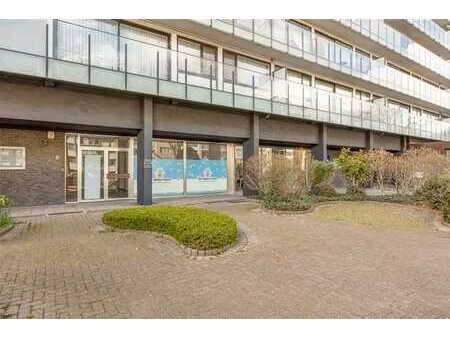 veelzijdige commerciële ruimte met privé parkeerplaatsen