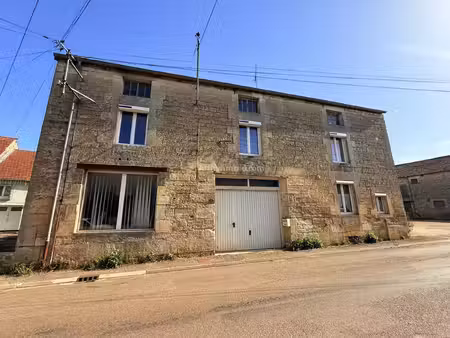 maison en pierre avec dépendances