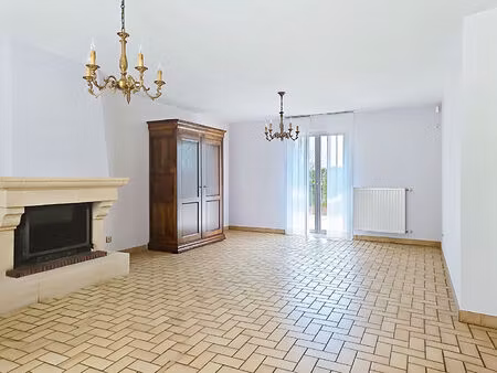 maison individuelle _ 5 à 6 chambres _ grand sous-sol _ grand garage _terrasse _ jardin