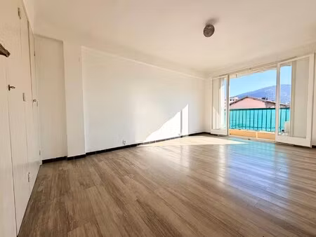 superbe 2 pièces lumineux avec balcon  grande cave et ravalement payé – la trinité