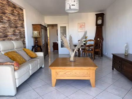 t4 traversant lumineux avec balcon champ fleuri 13014