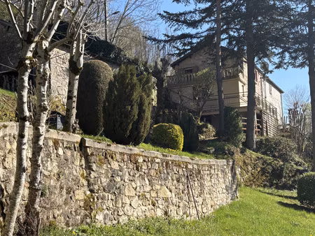 saint léons en aveyron. maison en pierre rénovée sur magnifique jardin avec grange.