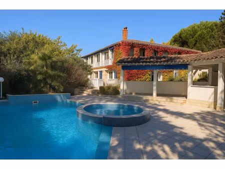 pujols  maison sur 2 niveaux d'environ 225 m²  6 chambres sur 2 459m² de terrain