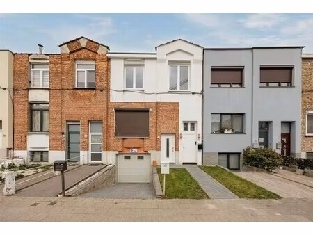 volledig gerenoveerd & energiezuinig: ruime gezinswoning met 3 slaapkamers