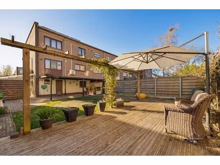 ruime gezinswoning met 5 slaapkamers en tuin