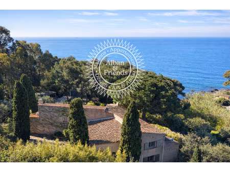 carqueiranne – propriété avec accès direct à la mer  sur une plage sauvage  au cœur d’un e