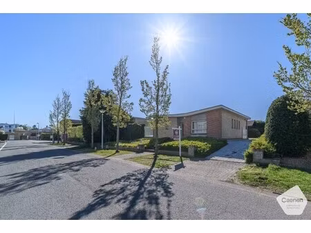 charmante alleenstaande villa met ruime zuidgerichte tuin en garage in de panne