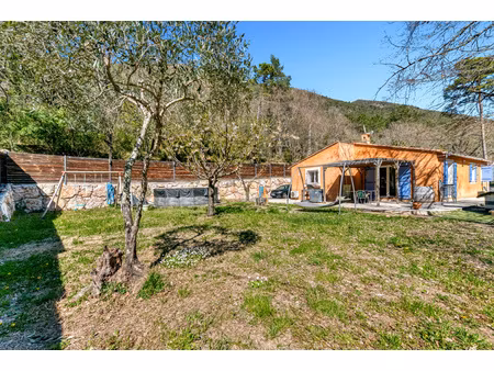 plain-pied au calme  4 chambres  grand terrain plat à roquestéron