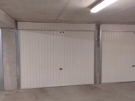 vente garage ferme dans un immeuble recent au coeu de la station d auron