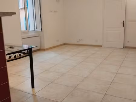 loue espace de 12m2 dans 2 pièces refait a neuf