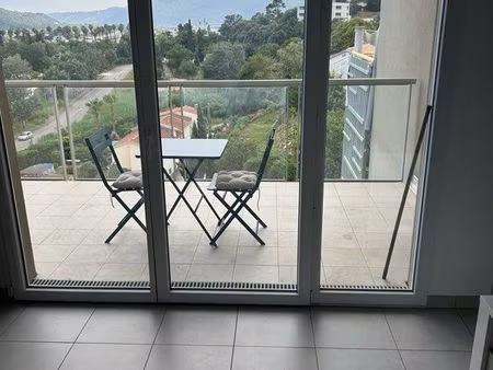studio très ensoleillé avec ça terrasse plein sud