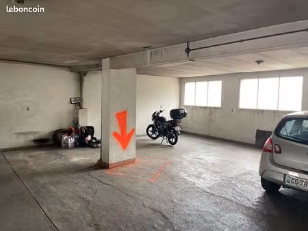 place moto dans garage fermé endoume