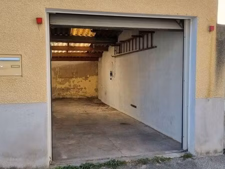 garage fermé à montchat avec borne