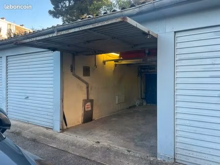 vends garage fermé avec locataire