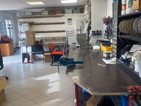 local d’activité / bureaux 100 m² (70 m² + mezzanine 30 m²) – aix-les-milles