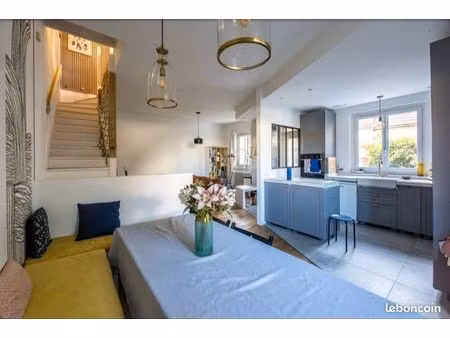 maison de ville rénovée – 110 m² – métro à pied