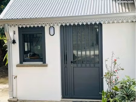 à louer – f2 meublé avec petite courette – l’étang-salé centre-ville