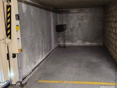 location box /parking / garage / avec borne de recharge