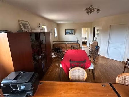 location sur charbonnières-les-bains  dans une maison  à l'étage  chambre  plus salon  45 