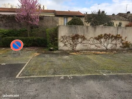 très grande place de parking