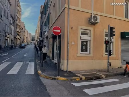 beau local d'angle  à deux pas du prado