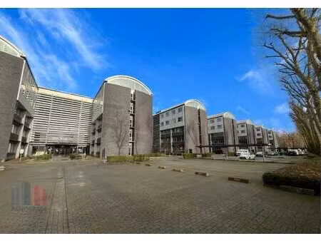 384 m² de bureaux prêts à l'emploi à proximité du r4
