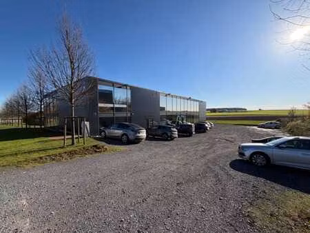 agréable et spacieux bureau bien situé