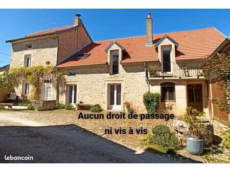 maison en pierres apparentes avec dépendances