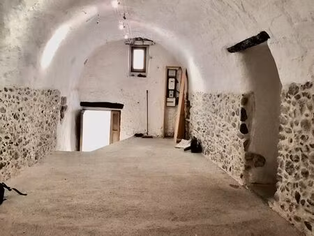 grand local au centre du charmant village d'entrevaux